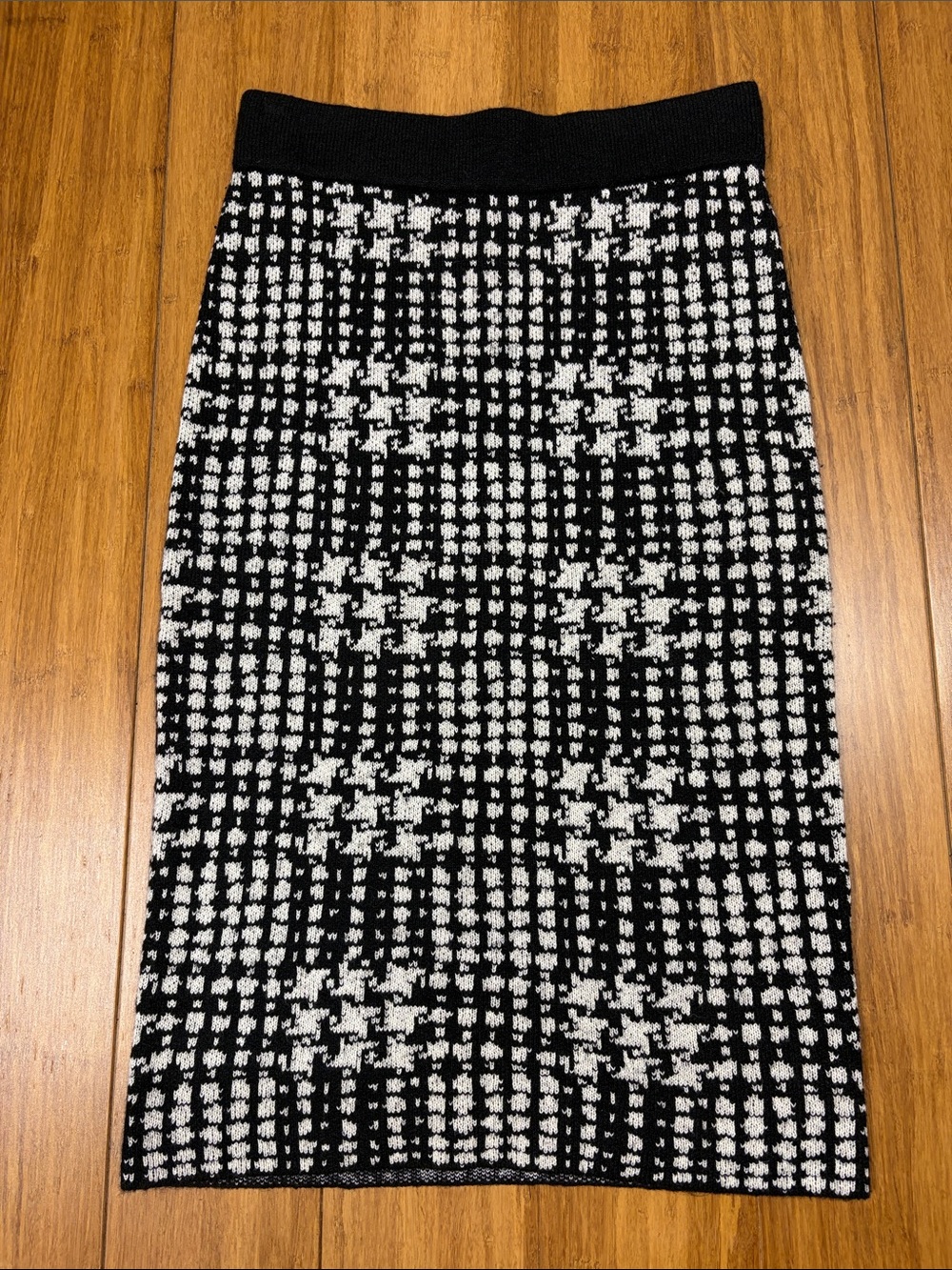 Ann Taylor Black and White Knit Fitted Pencil Skirt size Small
